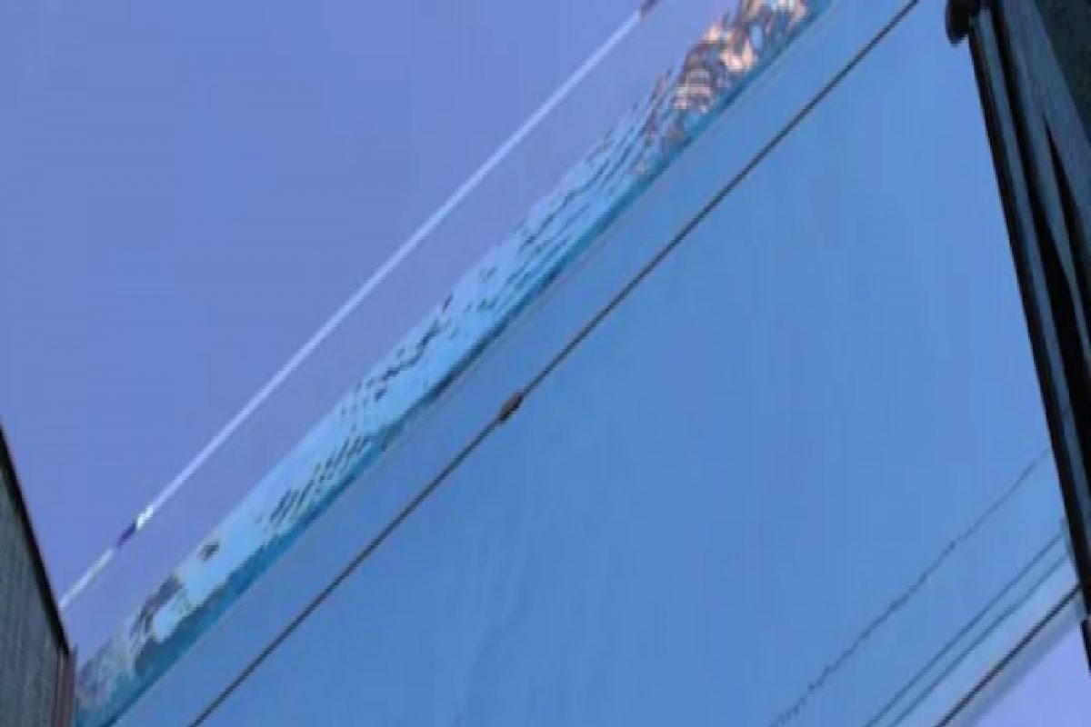 जगातला पहिला हवाई स्विमिंग पूल पडला बंद, वीजेचं बिल पाहून मालकाचे डोळे पांढरे