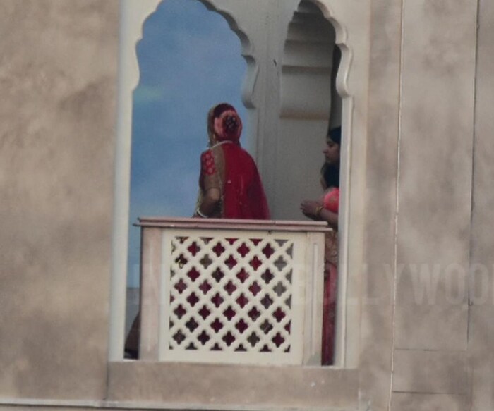  कतरिनाच्या रॉयल वेडिंगने चाहत्यांच्या मनात घर केले आहे आणि जेव्हा जेव्हा बॉलीवूडच्या सर्वात मोठ्या आणि भव्य विवाहसोहळ्यांचा नाव निघेल तेव्हा सर्वात आधी कतरिना-विकीच्या लग्नाची आठवण होईल असे म्हटल्यास चुकीचे ठरणार नाही.