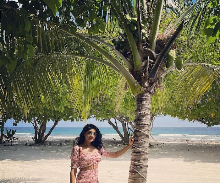 मालदीवमध्ये रसिकाचा हॉट अंदाज पाहायला मिळाला.