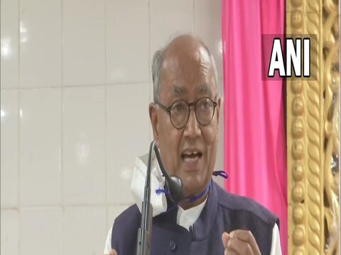 स्वतःच्याच शेणात लोळणारी गाय ही कुणाचीही माता कशी असू शकते, असा सवाल करत काँग्रेस नेते दिग्विजय सिंग यांनी पुन्हा एकदा वादाला फोडणी दिली आहे. 