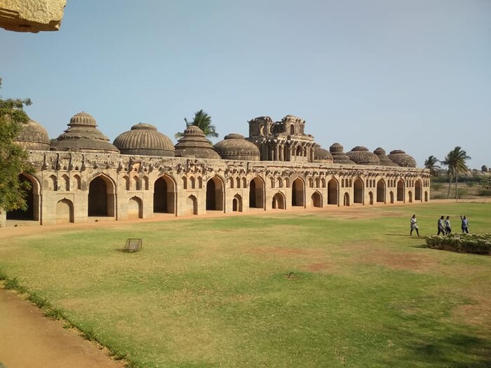 तुंगभद्रा नदीच्या दक्षिणेला वसलेले हंपी सुंदरच नाहीतर इतिहासाने समृद्ध आहे. हंपी हे 7 व्या शतकातील हिंदू विरुपाक्ष मंदिर, विठ्ठल मंदिर आणि दगडी रथांसाठीही प्रसिद्ध आहे. 