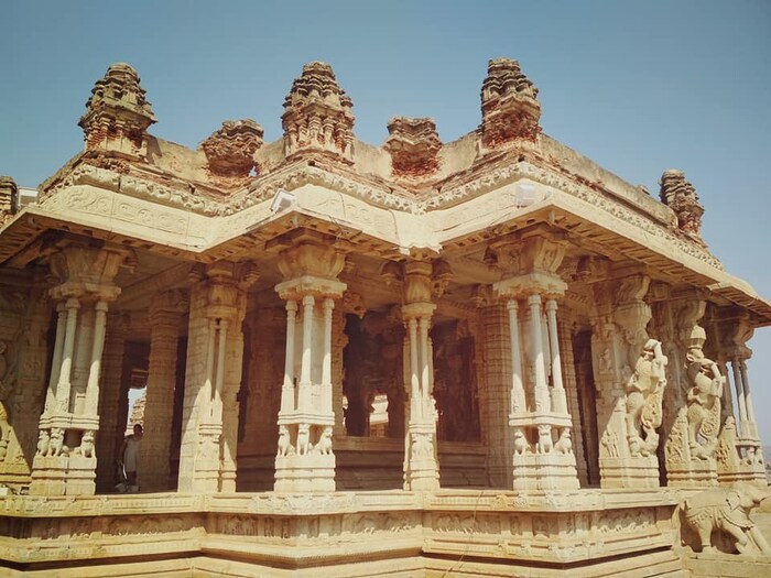 हंपीचे विठ्ठल मंदिर 16व्या शतकात बांधले गेले. हे त्या भागातील सर्वात सुंदर मंदिर आहे. हे विजयनगरच्या वास्तुकलेचे उत्कृष्ट नमुना आहे. भव्य कोरीव कामात साकारलेलं हे मंदिर हंपीतील सर्वात लोकप्रिय मंदिर आहे. विठ्ठल मंदिराचे मुख्य आकर्षण म्हणजे प्रांगणात असलेला भव्य दगडी रथ.