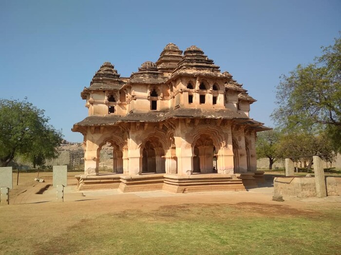 हंपी ही विजयनगर साम्राज्याची शेवटची राजधानी होती. हे दक्षिण भारतातील महान राज्यांपैकी एक होतं. तिथल्या श्रीमंत राजांनी अनोखी मंदिरे आणि राजवाडे बांधले होते, ज्यांना 14व्या आणि 16व्या शतकात दूरदूरच्या प्रवाशांनी भेट दिली होती. 