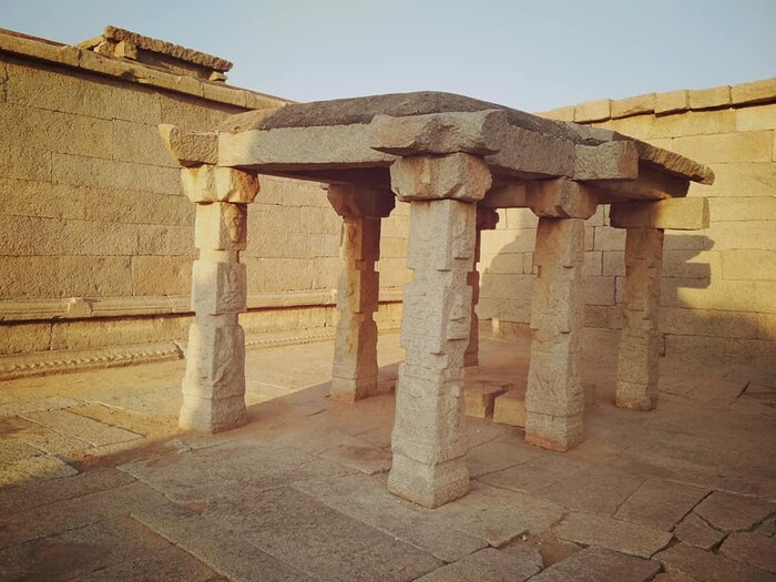 हंपी नंतर लुटीने उद्ध्वस्त झाले असले तरी इथं अजूनही 1600 पेक्षा जास्त इमारती आहेत, ज्यात राजवाडे, किल्ले, स्मारक संरचना, मंदिरे, स्तंभ असलेले सभागृह आणि कॉरिडॉर यांचा समावेश आहे.