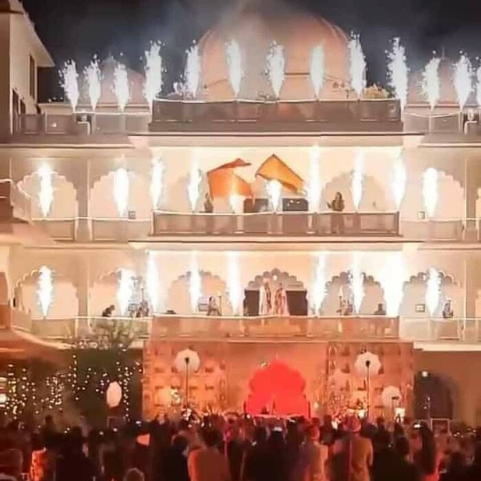 राजस्थानमधील सवाई माधोपूर येथील सिक्स सेन्स फोर्ट बरबडा येथे कतरिना कैफ आणि विकी कौशल यांनी शाही पद्धतीने लग्न केले. सात फेरे घेऊन या जोडप्याने एकमेकांचा कायमचा हात हातात घेतला आहे.