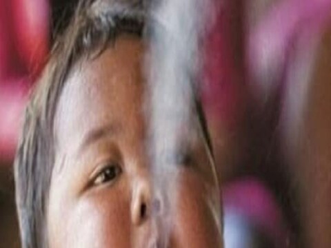 एका बाळाला चक्क सिगरेट ओढण्याचं व्यसन लागलं होतं. हे व्यसन इतकं वाढलं की बाळ दिवसाला 40 सिगरेट ओढू लागलं. 