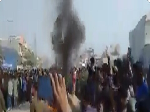 पाकिस्तानच्या सियालकोटमध्ये असणाऱ्या राजको इंडस्ट्रीज फॅक्टरीमध्ये काम करणाऱ्या श्रीलंकन नागरिकाची जमावाकडून हत्या करण्यात आली. प्रियंता कुमारा असं या हल्ल्यात ठार झालेल्या श्रीलंकन नागरिकाचं नाव असल्याची माहिती समोर येत आहे