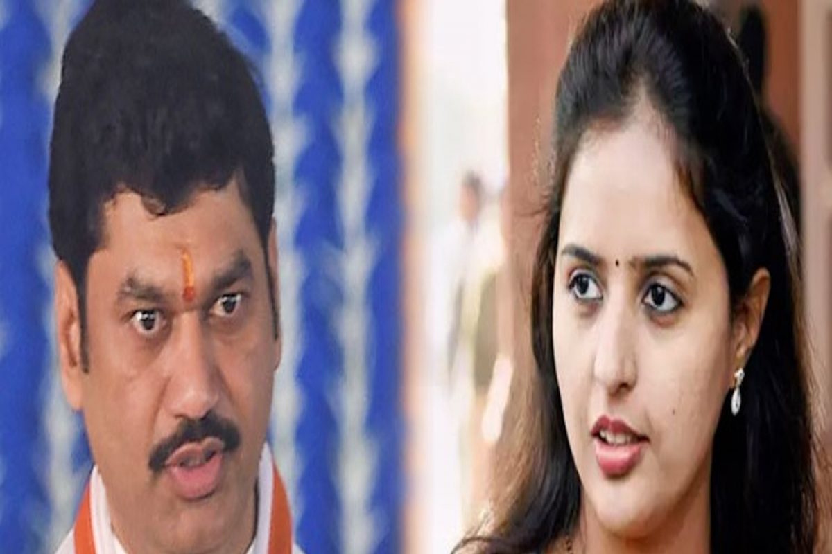 चार-चार खाती असतील तर समजू शकतो, पण एक खातं असूनही प्रश्न सुटत नाहीत; प्रीतम मुंडेंची धनंजय मुंडेंवर टीका