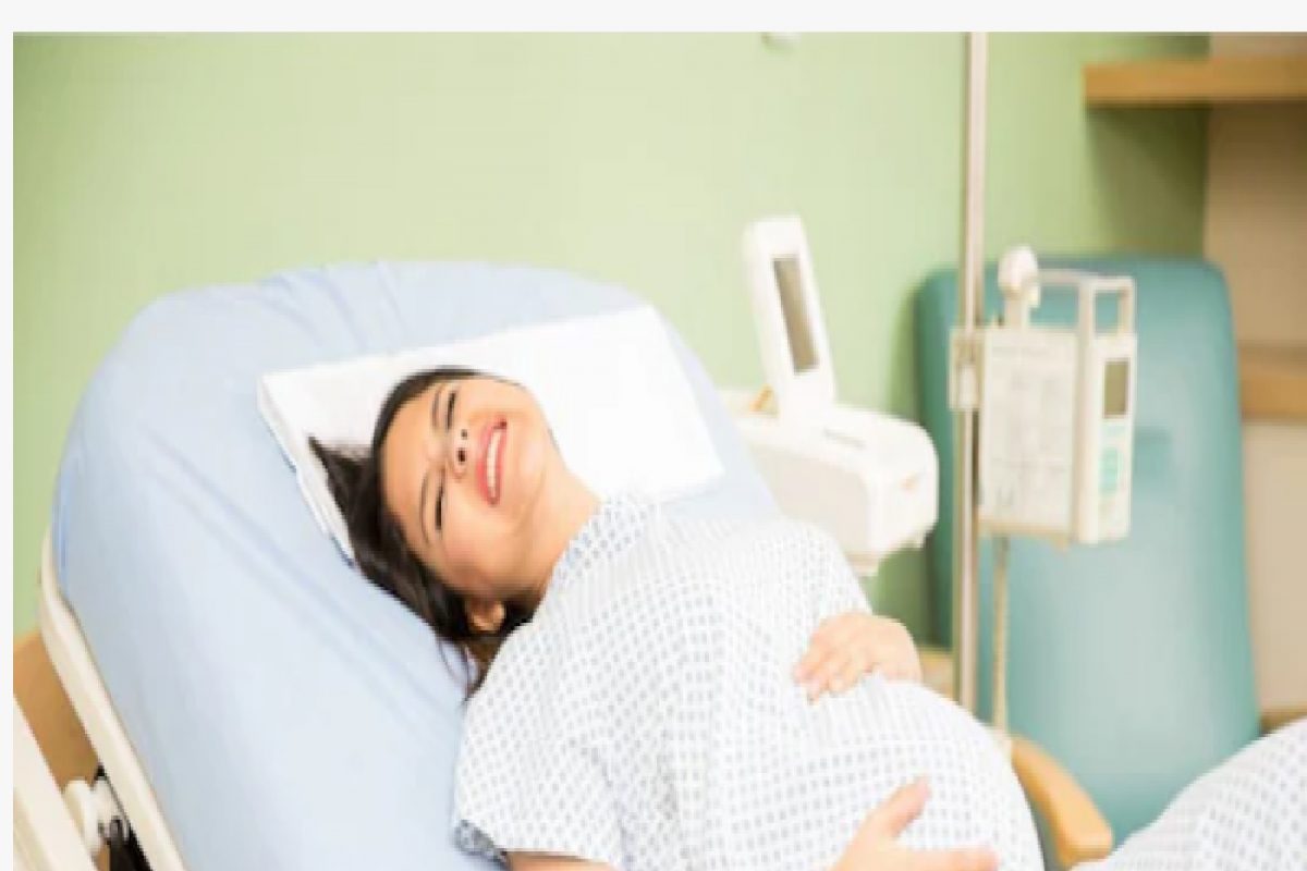 लेबर रुममध्ये बाळाला जन्म देत होती महिला, तेवढ्यात आला EX Boyfriend आणि...