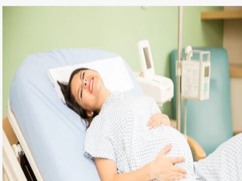 प्रेग्नंट महिलेच्या खोलीत अचानक तिचा बॉयफ्रेंड आला. अगोदर तिला धक्का बसला, मात्र लवकरच सत्य समजलं.
