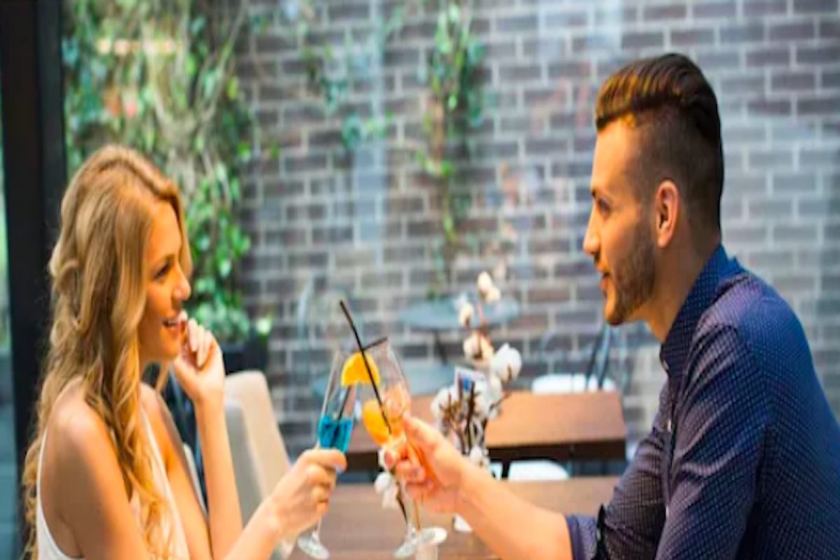 रोमँटिक डेट सुरु असतानाच आली अनोळखी व्यक्ती, महिलेचा चेहऱ्याचा उडाला रंग