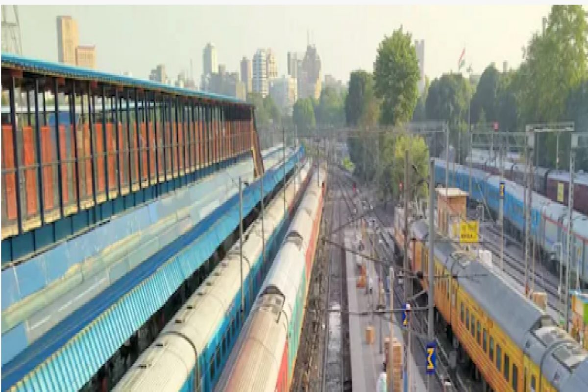 शोकांतिका! मुलाची रेल्वेखाली आत्महत्या, मुलाचा मृतदेह पाहून दुःखात बुडलेल्या पित्याला दुसऱ्या ट्रेनने उडवले