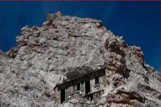 निसर्गरम्य जागेतील हे सुंदर घर गेल्या 100 वर्षांपासून रिकामं, वाचा रहस्य