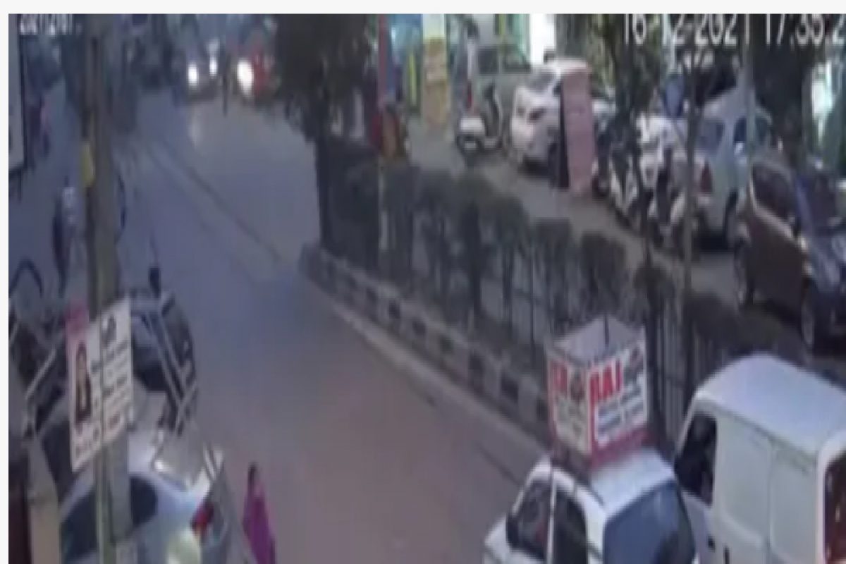 दिल्लीत गुंडाराज! मोबाईल चोरांनी तरुणीला नेलं फरफटत, CCTV त कैद झाला VIDEO