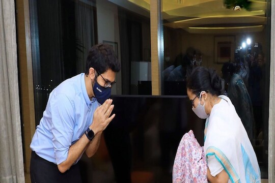 Aaditya Thackeray आणि Mamata Banerjee यांची भेट गुप्त का ठेवली? काही कटकारस्थान आहे का? भाजपचे सवाल