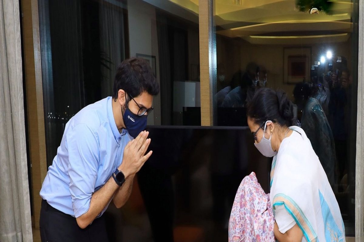 Aaditya Thackeray आणि Mamata Banerjee यांची भेट गुप्त का ठेवली? काही कटकारस्थान आहे का? भाजपचे सवाल
