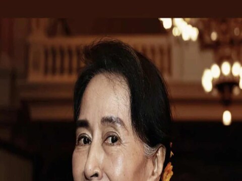 आंग सान स्यू की (Aung San Suu Kyi) या म्यानमारच्या (Myanmar) लोकप्रिय नेत्या आहेत, ज्या अनेक दशकांपासून तिथं लोकशाहीच्या (Democracy) पुनर्स्थापनेसाठी लढा देत आहेत. 1988 मध्ये सुरू झालेल्या त्यांच्या संघर्षात त्यांना 15 वर्षांहून अधिक काळ नजरकैदेत किंवा तुरुंगात राहावे लागले. या सत्तापालटानंतर अलीकडेच पुन्हा एकदा लष्करी राजवटीने त्यांना अटक केली. यामुळे त्या पुन्हा एकदा जगभर चर्चेत आल्या आहेत.
