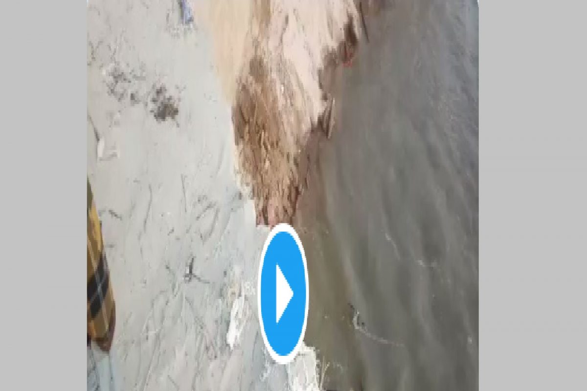 बघता बघता गंगा नदीत वाहून गेली शाळा, VIDEO बघून अंगावर उभा राहिल काटा