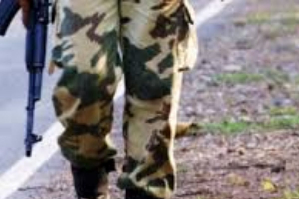 CRPF कॅम्पमध्ये पत्नीवरील चर्चेमुळे खुनी संघर्ष; सब इन्स्पेक्टरवर गोळी झाडून हेड कॉन्स्टेबलने स्वत:वर झाडली गोळी