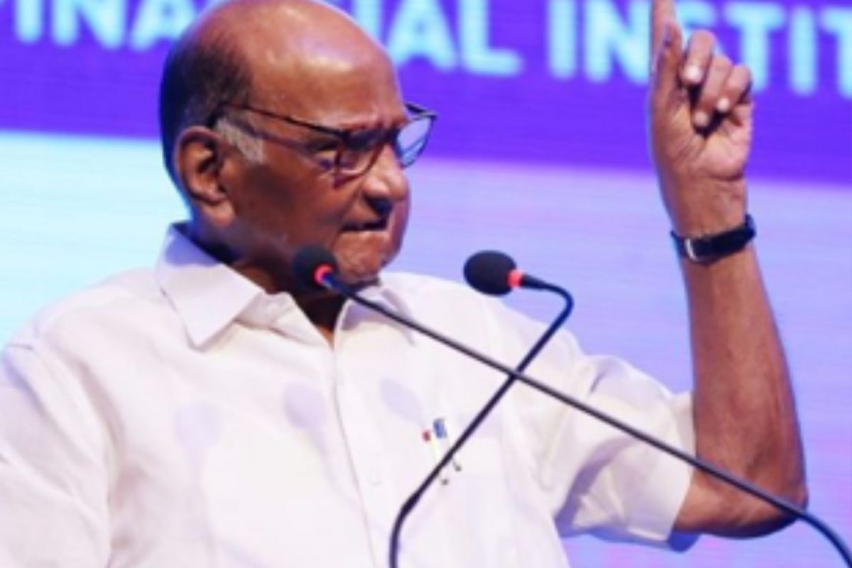 कोरेगाव भीमा प्रकरणी आता पुन्हा एकदा चौकशी आयोगाने राष्ट्रवादीचे अध्यक्ष शरद पवार यांना जबाब नोंदवण्यासाठी बोलावले आहे