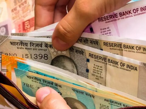 नव्या वर्षाच्या(New Year) स्वागतासाठी सर्व जग तयार झाले आहे. नवीन संकल्प, नवीन आशा, नवीन प्लॅनिंग याचा उत्साह आहे. मात्र नव्या वर्षात नागरिकांचे स्वागत महागाईने होणार आहे. 
