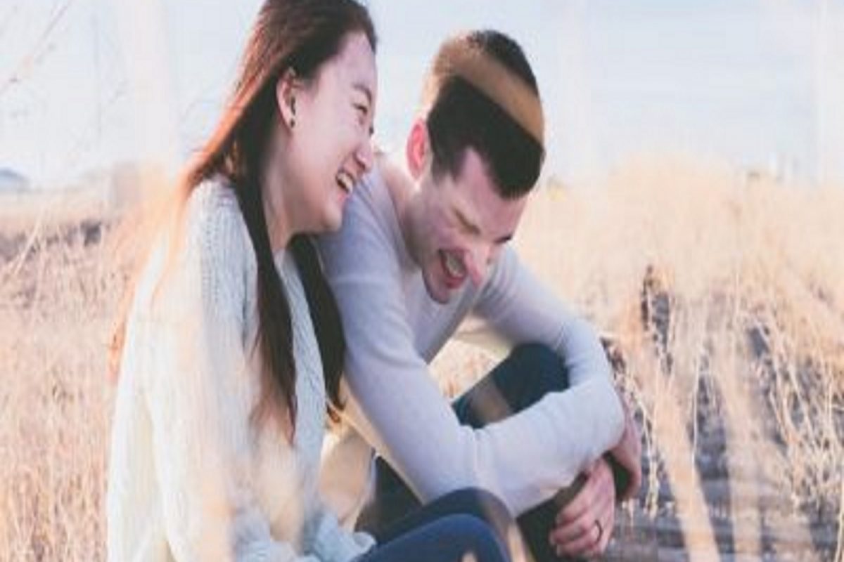 प्रियकराचा प्रताप! गर्लफ्रेंड सुंदर असल्याने सोडायला लावली नोकरी; आता तिला आनंदी ठेवण्यासाठी रोज करतो हे काम