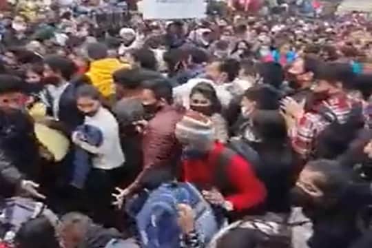 कसं रोखणार Omicron ला? कडक निर्बंधांनंतर प्रसिद्ध मार्केटमधील गर्दीचा काळजात धस्स करणारा VIDEO