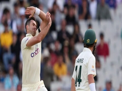 ऑस्ट्रेलिया विरुद्ध इंग्लंड (Australia vs England) यांच्यात मेलबर्नमध्ये सुरू असलेल्या टेस्टमध्ये कोरोनाचा शिरकाव झाल्यानं खळबळ उडाली आहे. या टेस्टच्या दुसऱ्या दिवशी इंग्लंड टीमच्या कॅम्पमधील 4 जणांना कोरोनाची लागण झाल्याचं उघड झाले