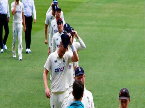 ऑस्ट्रिलाया विरुद्ध ब्रिस्बेनमध्ये झालेल्या पहिल्या टेस्टमध्ये (Australia vs England) इंग्लंडचा 9 विकेट्सनं  दणदणीत पराभव झाला. या पराभवातून सावरण्याचं आव्हान असतानाच इंग्लंडला आणखी 2 धक्के बसले आहेत. 