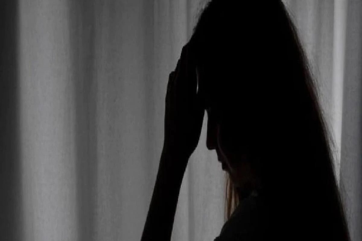 घरात घुसून वृद्ध महिलेकडे शरीरसंबंधासाठी मागितली तरुणी; नकार देताच तरुणांनी केलं घृणास्पद कृत्य