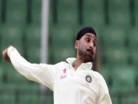 टीम इंडियाचा दिग्गज ऑफ स्पिनर हरभजन सिंगनं (Harbhajan Singh) आंतरराष्ट्रीय क्रिकेटमधून निवृत्ती जाहीर केली आहे.
