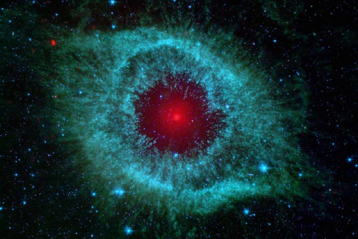 अंतराळातून (Space) काढलेली काही छायाचित्रे चांगली दिसतात, तर काही पाहून वाईट विचारही मनात येतात. अशा संरचनेमुळे लोकांच्या मनात भितीदायक विचार निर्माण झाले, कदाचित म्हणूनच या फोटोला डेव्हिल्स आय (Devil’s Eye) म्हटले गेले. हा फोटो 700 प्रकाशवर्षे दूर असलेल्या हेलिक्स नेबुलाचा (Helix Nebula) आहे. जो स्पिट्झर टेलिस्कोपने घेतले होते. हेलिक्स नेबुला किंवा NSG 7293 कुंभ नक्षत्रात स्थित आहे. (फोटो: NASA/ JPL)