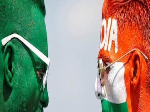 भारत विरुद्ध पाकिस्तान (India vs Pakistan) यांच्यातील प्रत्येक क्रिकेट मॅचची फॅन्सना मोठी उत्सुकता असते. World Cup 2022 मध्ये या दोन्ही टीम एकमेकांविरुद्ध खेळणार असून त्याचे वेळापत्रक जाहीर झाले आहे. 
