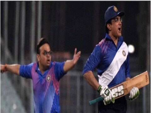 टीम इंडियाचा माजी कॅप्टन आणि बीसीसीआय अध्यक्ष सौरव गांगुली (Sourav Ganguly) यांच्या टीमवर सचिव जय शहा (Jay Shah) यांची बॉलिंग भारी पडली आहे.  