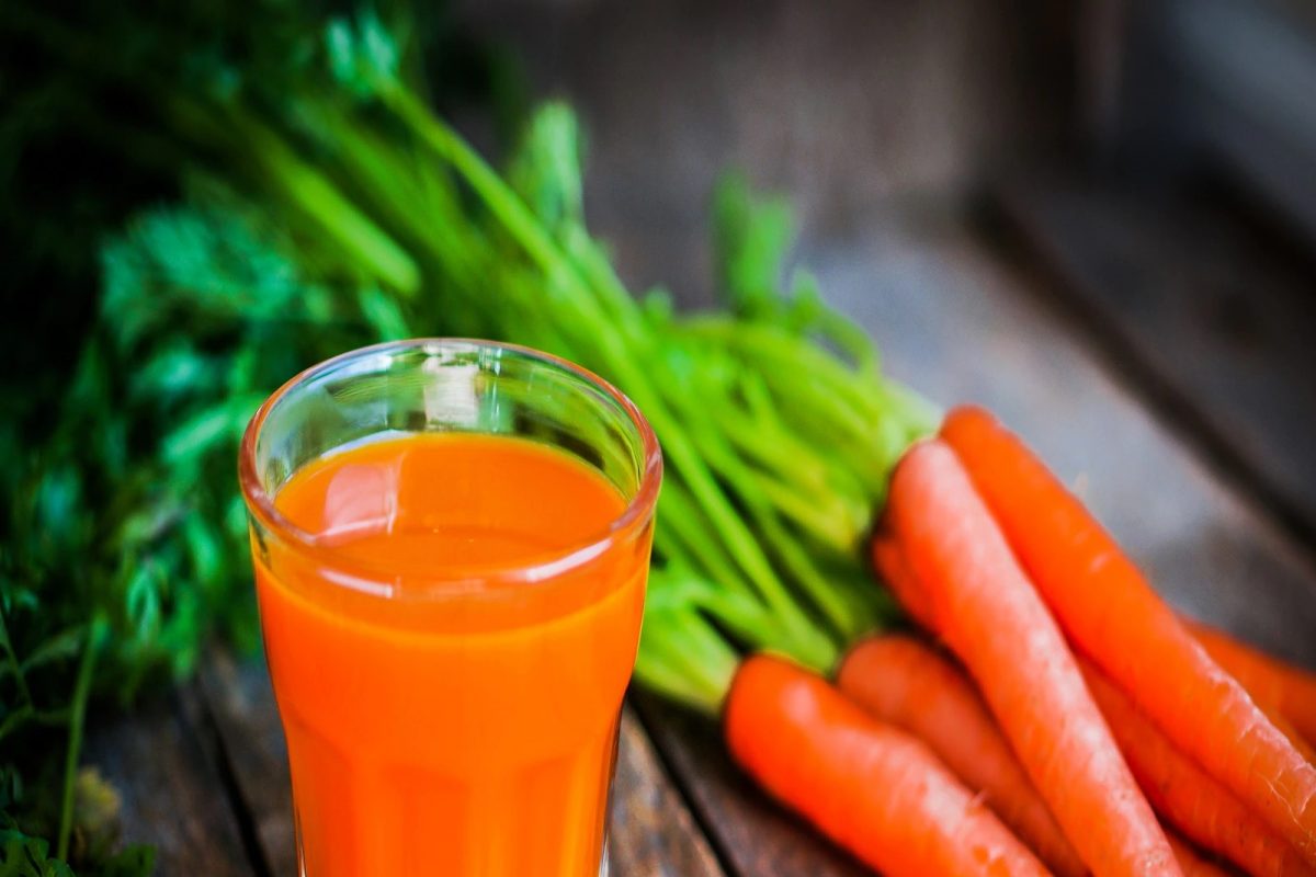 डोळ्यांचे तेज वाढवण्यासाठी घरगुती ज्युस ठरतील रामबाण उपाय (Photo: Shutterstock)