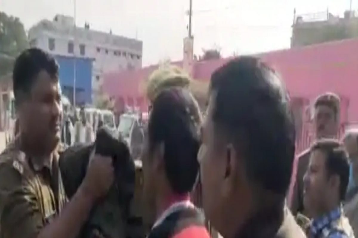 क्रूरतेचा VIDEO..! निरागस मुलं रडत राहिलं कुशीत, पोलीस करत होते बापाला मारहाण