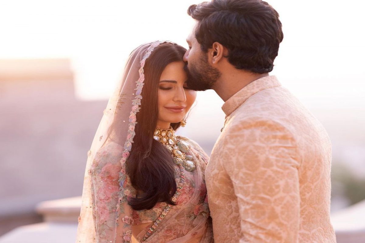 कतरिनाला मुंबईत सोडून इंदूरला रवाना झाला विकी कौशल, पण काही तासातच सतावू लागली पत्नीची आठवण