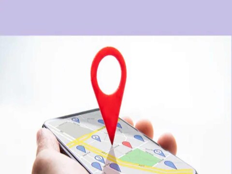 तुमच्या स्मार्ट फोनमधील (Smart Phone) डेटा (User Data) कंपन्या कोट्यवधी रुपयांना विकतात याची तुम्हाला कल्पना आहे का? अनेक अहवालातून या गोष्टी समोर आल्या आहेत. चला जाणून घेऊ कंपन्या तुमचा डेटा कसा विकतात?
