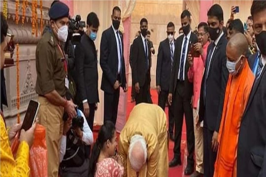 दिव्यांग महिलेच्या पाया पडतानाचा PM Modi चा 'हा' फोटो Viral,  वाचा काय आहे त्यामागचं कारण