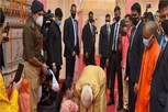 महिलेच्या पाया पडतानाचा PM Modi चा 'हा' फोटो Viral,  वाचा काय आहे त्यामागचं कारण