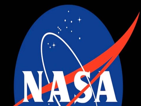 नासाचे (NASA) 2021 हे वर्ष अनेक यशअपशांनी भरलेलं आहे. यावर्षी मोठ्या कार्यक्रमांमध्ये, मंगळावर रोव्हर उतरवणे आणि चंद्र (Moon) मोहिमांच्या तयारीसाठी नासाचे नाव मुख्य आहे. पण याशिवाय नासाने आणखी अनेक तांत्रिक विकासांवर भर दिला. अमेरिकेच्या भूमीतून अनेक अंतराळवीर आंतरराष्ट्रीय अंतराळ स्थानकावर पोहोचले. त्यामुळे नासानेही अनेक नवीन अवकाश मोहिमा जाहीर केल्या. त्याचवेळी पृथ्वीच्या हवामान आणि सुरक्षिततेशी संबंधित काही मोहिमांवर खूप जोर देण्यात आला.
