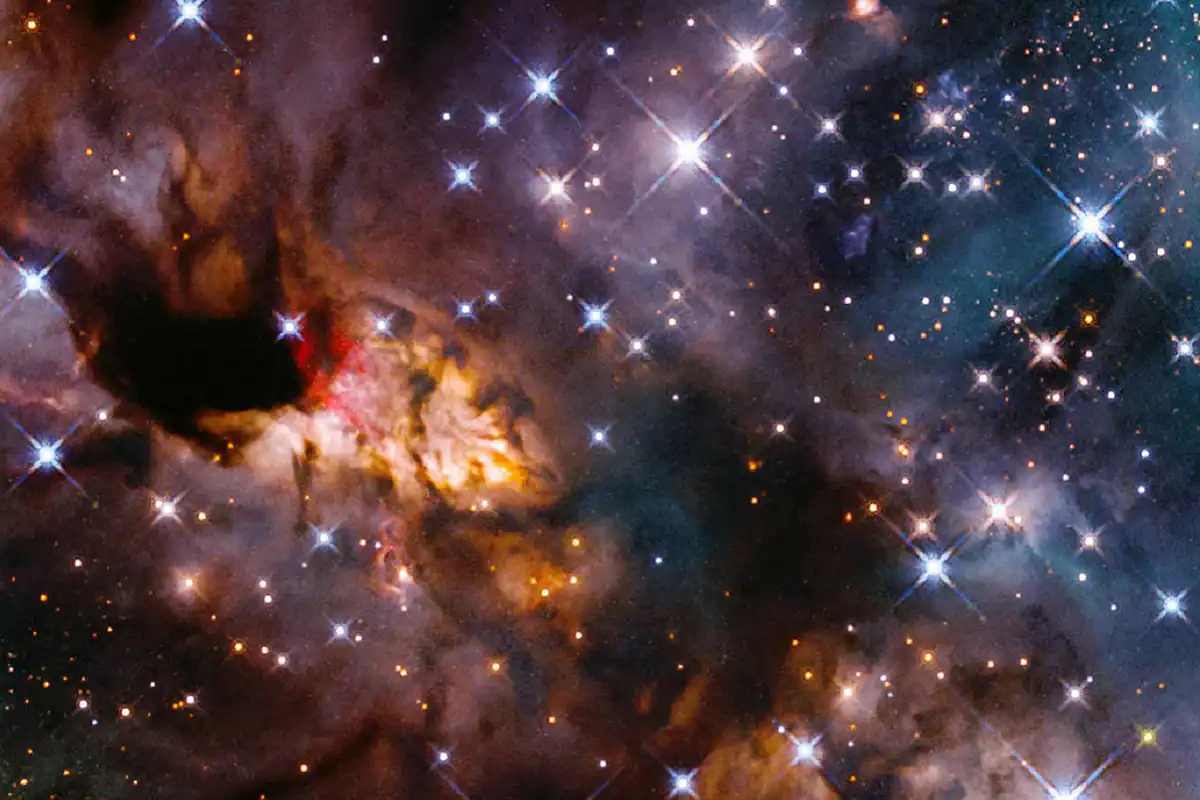 नेबुला (Nebula) हे असं ठिकाण असतं जिथे नवीन तारे तयार होतात. या वर्षी नोव्हेंबरमध्ये नासाने (NASA) प्रॉन नेब्युलाचे (Prwan Nebula) हे छायाचित्र घेतले होते. ही तेजोमेघ तार्यांच्या महाकाय नर्सरीप्रमाणे आहे. हे पृथ्वीपासून सुमारे 6000 प्रकाशवर्षे दूर आहे. त्याला औपचारिकपणे IC 4628 म्हणतात. जवळच्या ताऱ्यांच्या प्रकाशामुळे येथे वायू खूप ऊर्जावान आणि आयनीकृत बनतो. पण जेव्हा आयनीकृत हायड्रोजन मिसळते तेव्हा अतिशय तेजस्वी ऊर्जा उत्सर्जित होते. (फोटो: NASA/ESA)