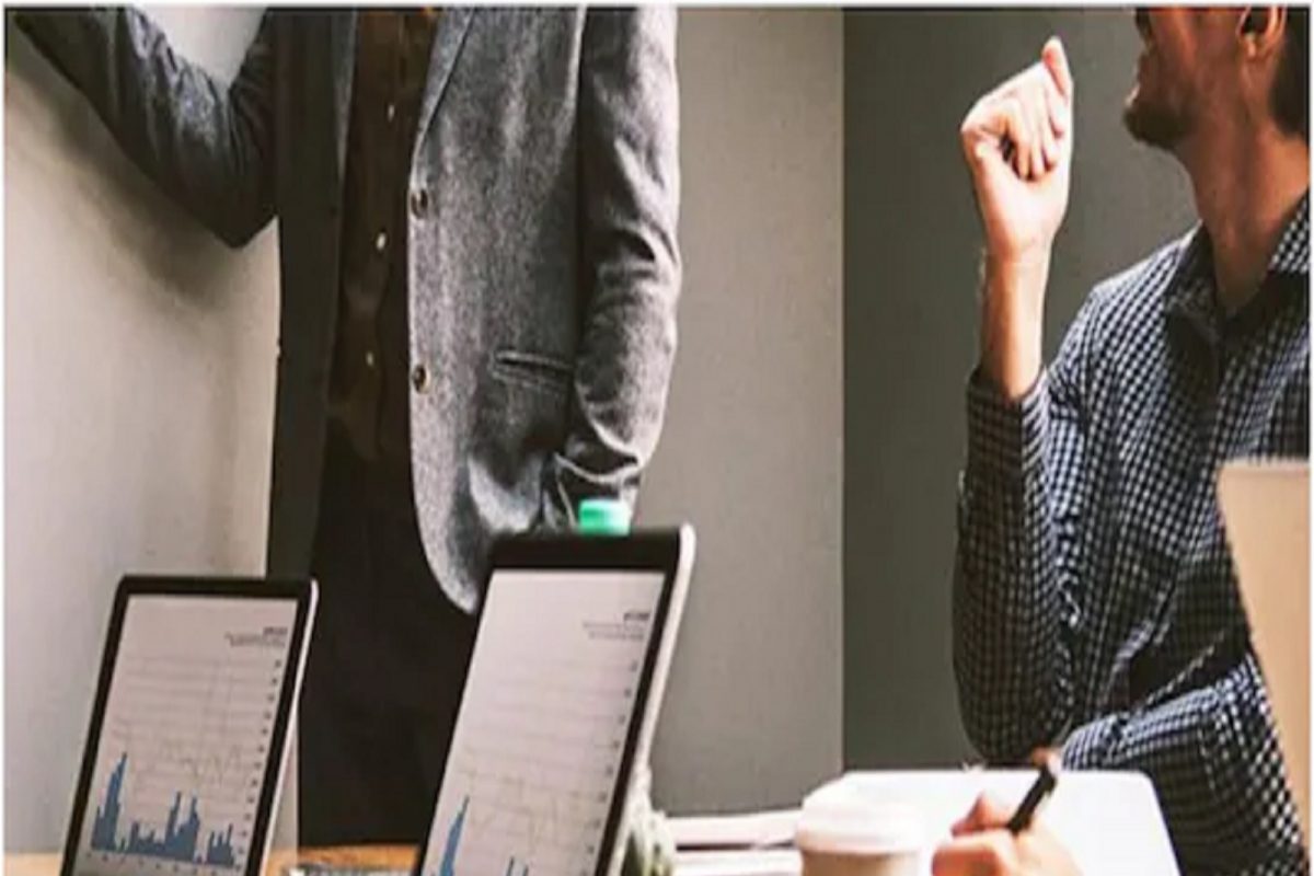 Career Tips: ऑफिसमध्ये होईल तुमच्याच नावाची चर्चा, फक्त 'या' गोष्टी लक्षात ठेवा