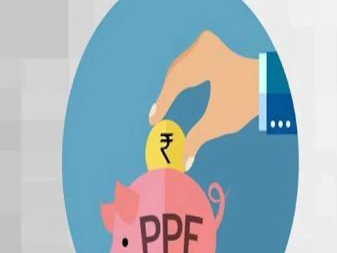 पब्लिक प्रॉव्हिडंट फंड (PPF) हा गुंतवणुकीसाठी उत्तम पर्याय आहे. यामध्ये गुंतवणुकीचे अनेक फायदे आहेत. पीपीएफमध्ये गुंतवणूक करताना जोखीम जवळपास शून्य आहे कारण ती सरकारच्या सिक्युरिटीखाली आहे.