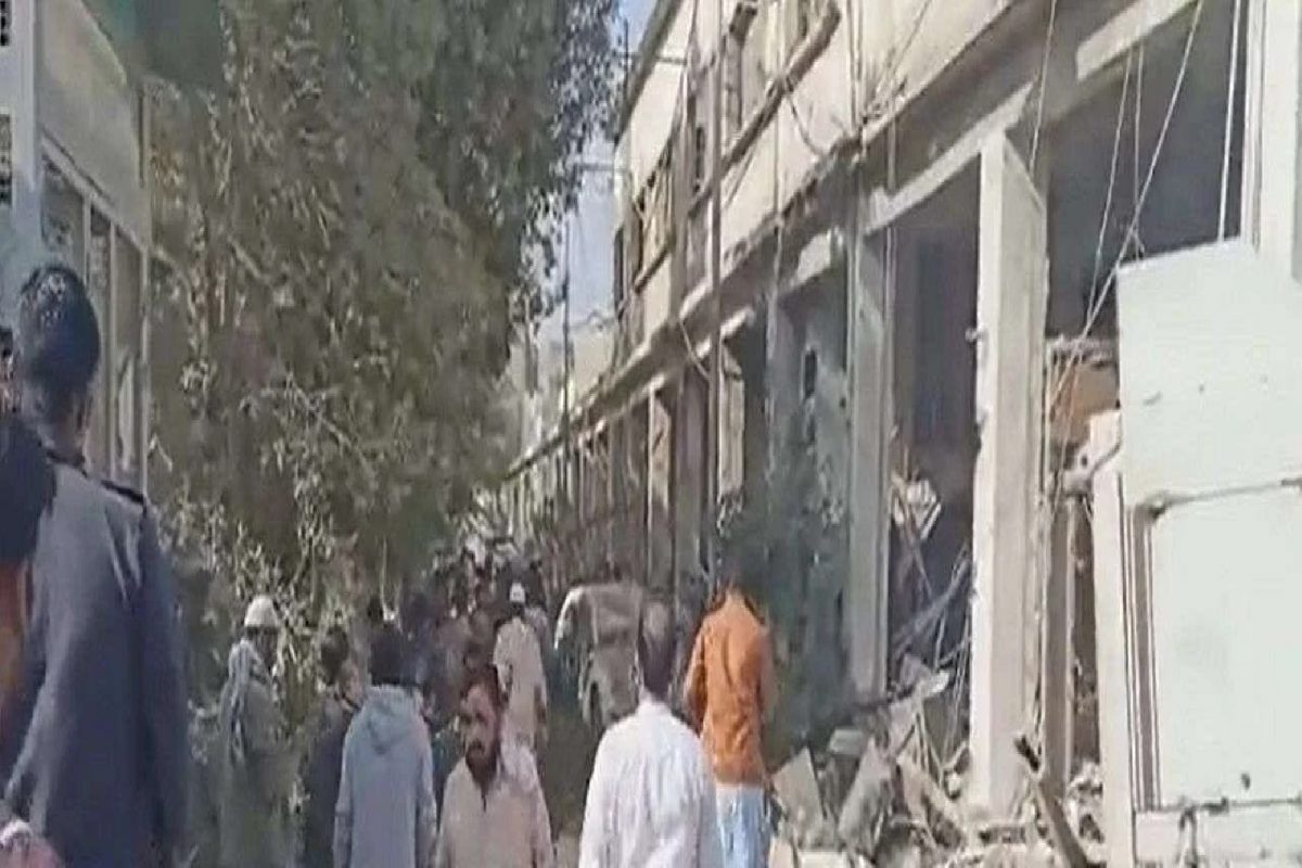 पाकिस्तान हादरलं; नाल्यात झालेल्या स्फोटात डझनभर लोकांचा मृत्यू, 12 जखमी