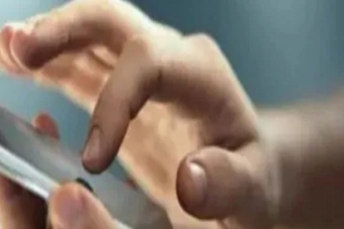 अनेकदा फोनवर लावलेलं कव्हर किंवा स्क्रिन प्रोटेक्टरमुळेही आवाजाची समस्या येऊ शकते. ते काढून फोन कॉल ट्राय करू शकता.