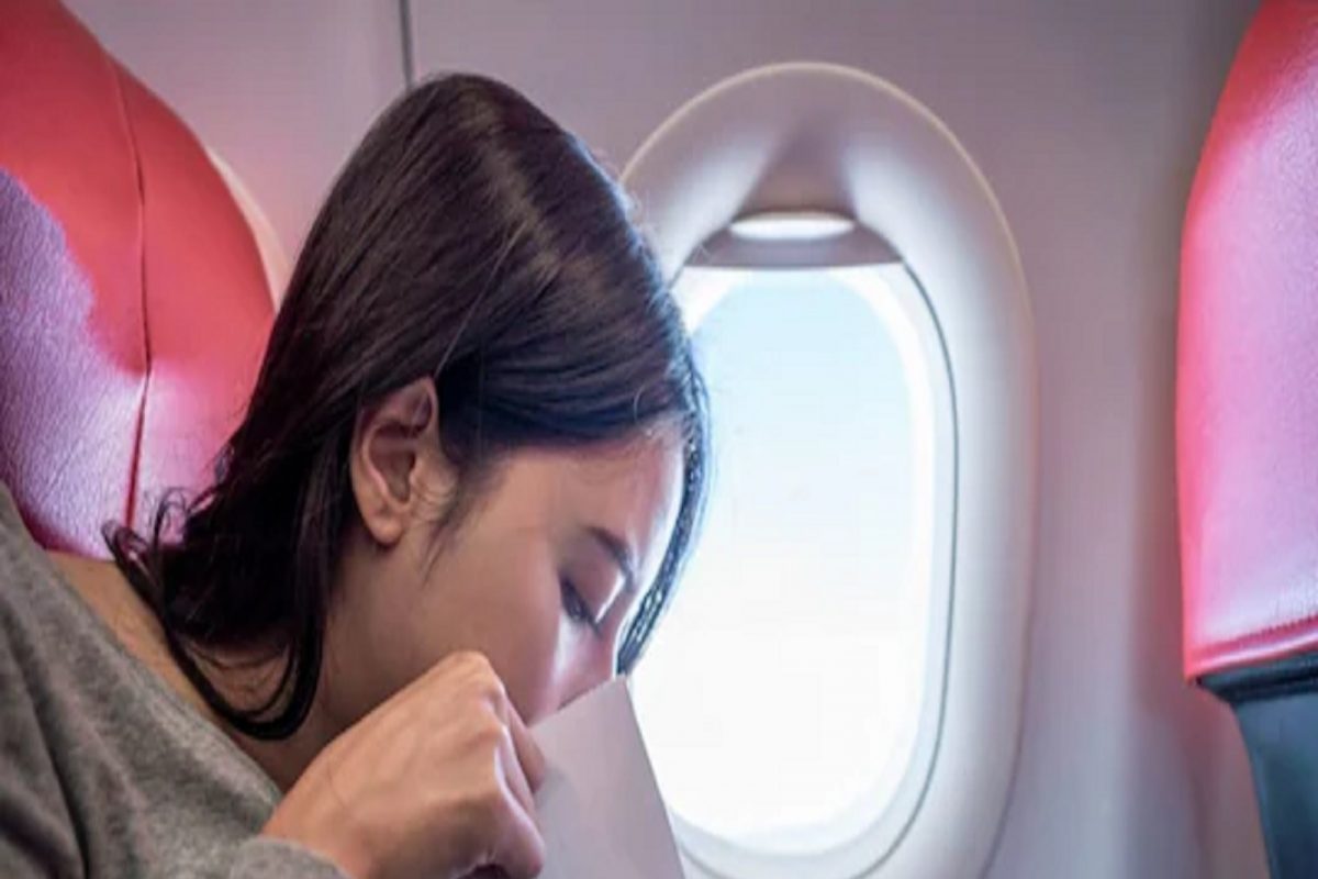 वैद्यकीय भाषेत या आजाराला मोशन सिकनेस म्हणतात. मोशन सिकनेसमध्ये, कार, बस, जहाज, विमान, ट्रक इत्यादींमधून प्रवास करताना उलट्या किंवा मळमळ होण्याची समस्या असते. हा त्रास टाळण्यासाठी तुम्ही काही गोष्टी प्रवासात नेहमी सोबत ठेवा.