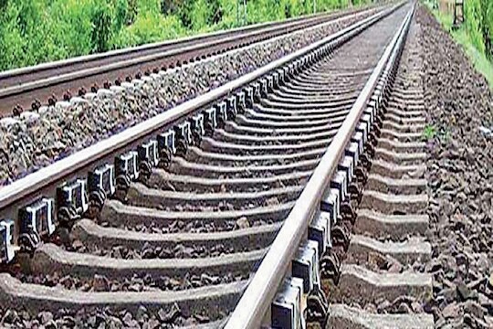 स्टंट पडला महागात, फिल्मी स्टाईलनं थांबवत होता ट्रेन; जीव जाताच फरार झाले मित्र