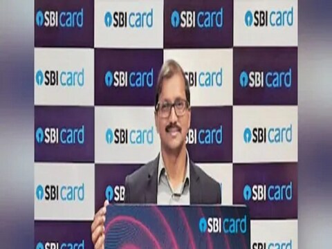SBI card Pulse हे कॉन्टॅक्टलेस क्रेडिट कार्ड 1,499 रुपयांच्या वार्षिक सबस्क्रिप्शन शुल्कासह येते. मात्र या कार्डद्वारे वर्षभरात 2 लाख रुपये खर्च केल्यास रिन्यू शुल्क माफ केले जाईल. 