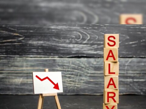 येत्या वर्षात नवा वेतन कायदा (new wage code ) लागू होण्याची शक्यता आहे. या कायद्यातल्या तरतुदींचा परिणाम ऑफिसमध्ये काम करणाऱ्या नोकरदार वर्गासह मिल किंवा कारखान्यांमध्ये काम करणाऱ्या मजुरांवरही होईल